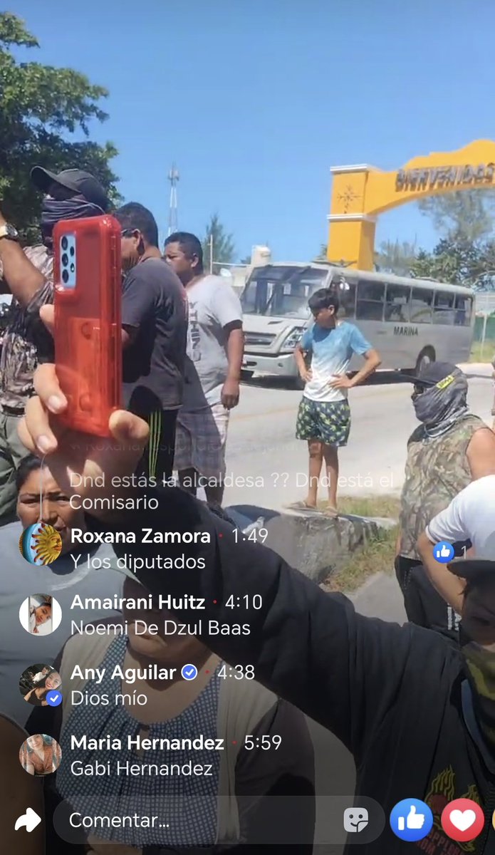 kingslouke's tweet photo. EL GOBIERNO DEL ESTADO DE YUCATÁN, NO NOS PROTEGE NOS INTIMIDA.

POR FAVOR COMPARTAN! ESTO ESTA SUCEDIENDO AHORA MISMO EN EL PUERTO DE SISAL.
Sisaleños ayer pidiendo diálogo  @huachodiazmena y él respondió 
mandando antimotines. 
MALDITO PROVOCADOR 
#yucatan
#sisal
@Claudiashein https://t.co/aJwN5VQgHA