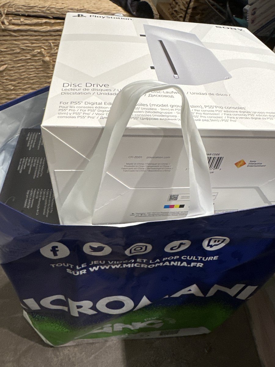 J'ai craqué, j'ai pris la PS5 pro et son lecteur de disque. J'espère que Black Myth tournera à plus de 30 FPS 🔥