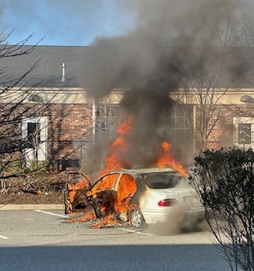FraminghamFire's tweet image. This past weekend, Group 4 members responded to a vehicle fire at the CVS on Worcester Road. Thanks to the rapid &amp;amp; coordinated efforts of Engine 1 &amp;amp; Engine 7 crews, the fire was swiftly extinguished. TY to @BrewsterEMS Ambulance 2 &amp;amp; @FraminghamPD for their invaluable assistance.