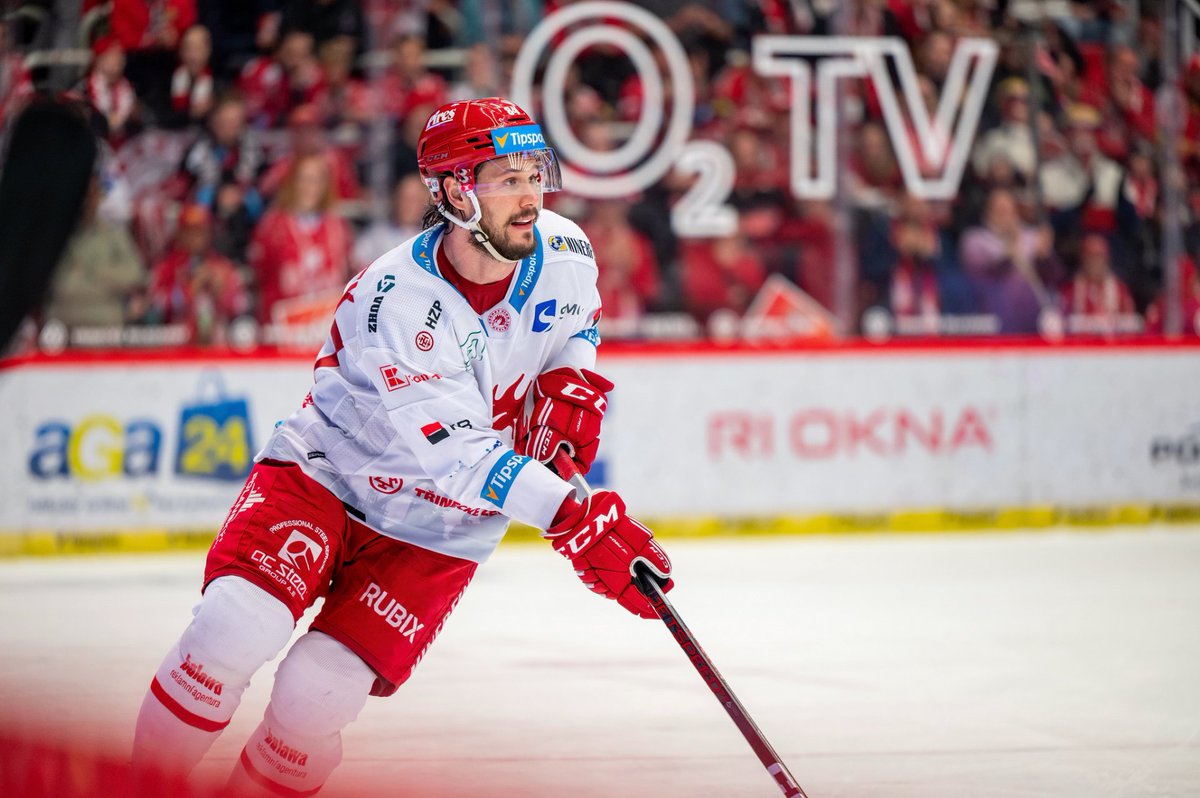 MichalSamiec's tweet photo. Obránce @hcocelaricz Tomáš #Kundrátek odehrál za Třinec v play off 66. utkání a stal se obráncem se třetím nejvyšším počtem startů za tým ve vyřazovacích bojích. Více než on odehráli pouze Milan #Doudera (114) a Marian #Adámek (70).
📷 Luká�� Filipec https://t.co/CbkqcNgeBc