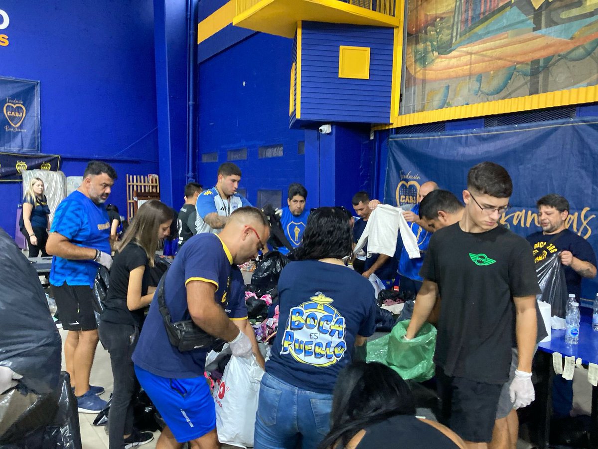 BocaEsPueblo's tweet photo. Desde ayer, compañeros y compañeras de Boca Es Pueblo, en un trabajo mancomunado con agrupaciones, filiales, peñas y el Club, están recibiendo donaciones para Bahía Blanca en el salón Filiberto de Boca Juniors. Mañana es el último día desde las 15:00 hasta las 20:00. Si no podes acercarte al club comunícate con tu filial más cercana.