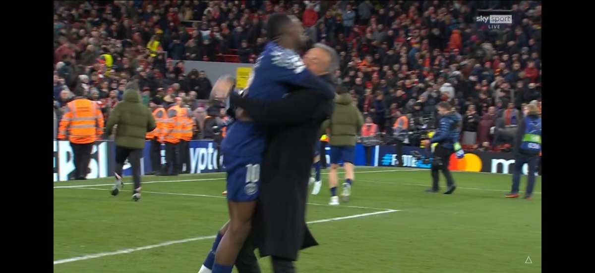 youngyagami1's tweet photo. Questa squadra è speciale, Luis Enrique è unico. Serate che riconciliano con il calcio, quando la tattica e la tecnica si mischiano con le paure e le emozioni. https://t.co/9TQ3itY4kg