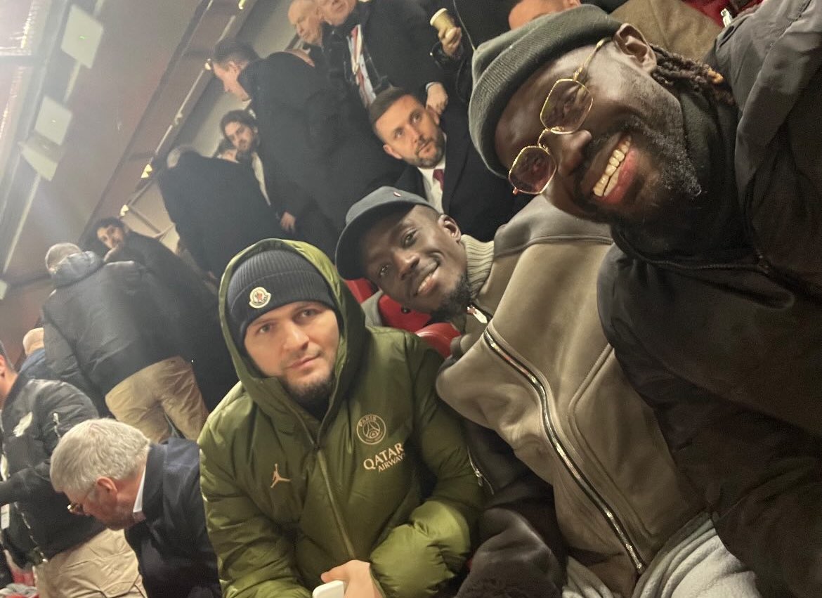 EFCdaily_'s tweet image. Idrissa Gueye and Oumar Niasse watching PSG knock out Liverpool tonight. 👀