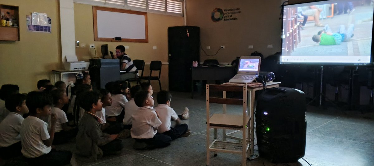 #11Marzo | Proyección de película: La Dama y el Vagabundo / El Bullying 🖐🏻🚫 
Concientizar a nuestros niños y niñas sobre el acoso escolar, así como evitar situaciones de burla, faltas de respeto o acoso. Dirigido a 2do grado "A" y "B" en el <a href="/CbitSofiadeH/">CbitSofiadeHurtado Soy @FundabitAragua</a>

#tecnologíaseducativas