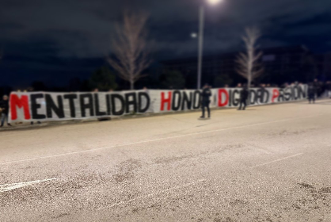 CalleYGrada's tweet photo. En el Metropolitano y en el hotel: el Frente Atlético ya ha comenzado el derbi.

Atlético de Madrid - Real Madrid
11/03/25. 🇪🇦 https://t.co/dLyW4e2Yr1