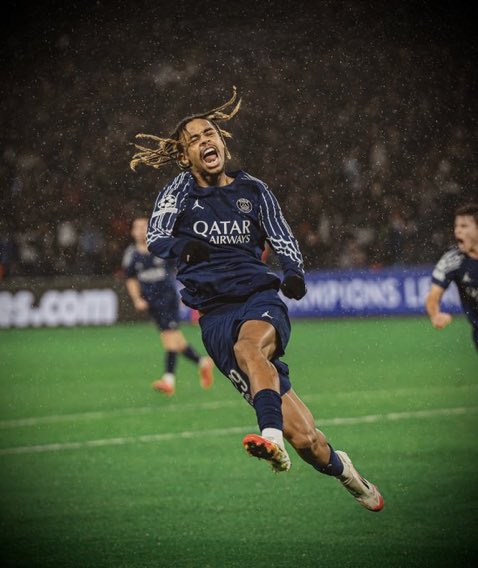 Salamandredu94's tweet photo. Le PSG doit assumer et ne plus jamais jouer sans ce maillot légendaire.
C’est le plus grand maillot de l’histoire du foot https://t.co/NkbTRKO3F7