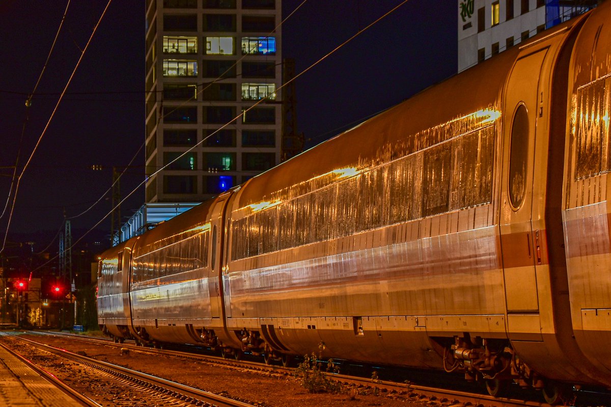 Patrick_Spotter's tweet photo. #ICE2 402 019 (Tz 219 Hagen) in #Reutlingen Hbf seit Sonntag abgestellt soll für Test's der #Neubaustrecke von der Kleine Wendlinger Kurve, am Flughafen vorbei zum neuen #Stuttgart Hbf #Testfahrten geben. Seit dem 1. März ist die Strecke unter Strom.
#Bahn #BR402
1️⃣/2️⃣ https://t.co/YAWDZ15SvL