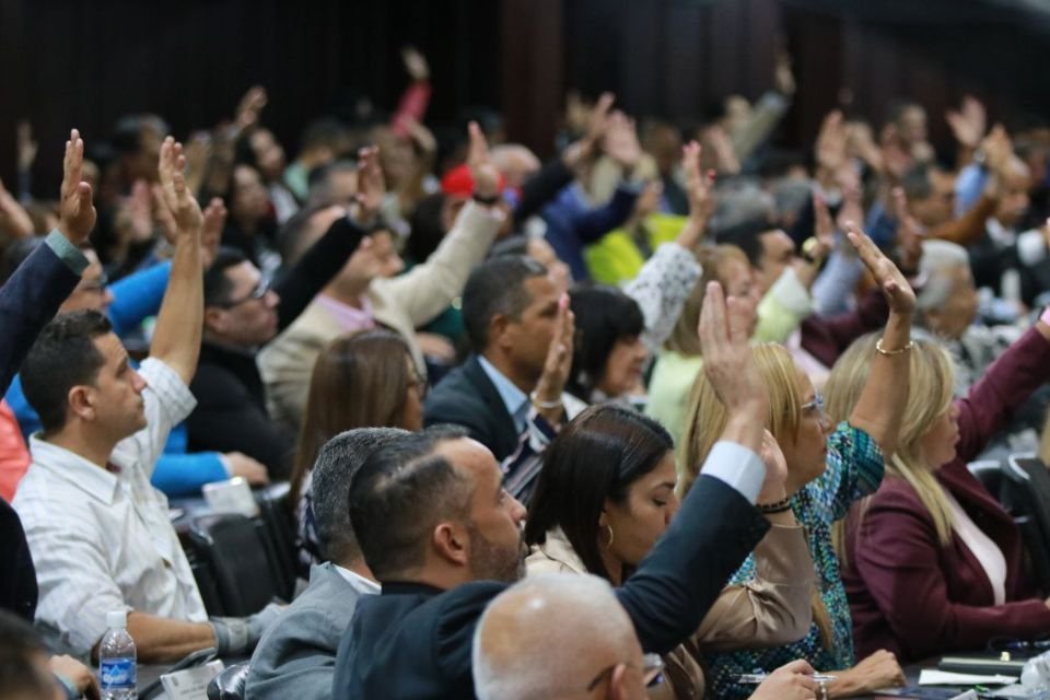 ReporteYa's tweet photo. #11Mar #AN2020
La Asamblea Nacional 2020 debatió sobre las denuncias de Delcy Rodríguez contra ExxonMobil y pidió un «seguimiento estrecho».
José Brito (Primero Venezuela) exigió aplicar leyes contra quienes «promueven sanciones», mientras que Pedro Infante (PSUV) acusó a ExxonMobil de querer explotar petróleo ilegalmente. También se aprobó un acuerdo por el Día del Médico, donde Rubén Limas (AD intervenida) denunció la crisis hospitalaria más allá de las sanciones. - @DiarioTalCual