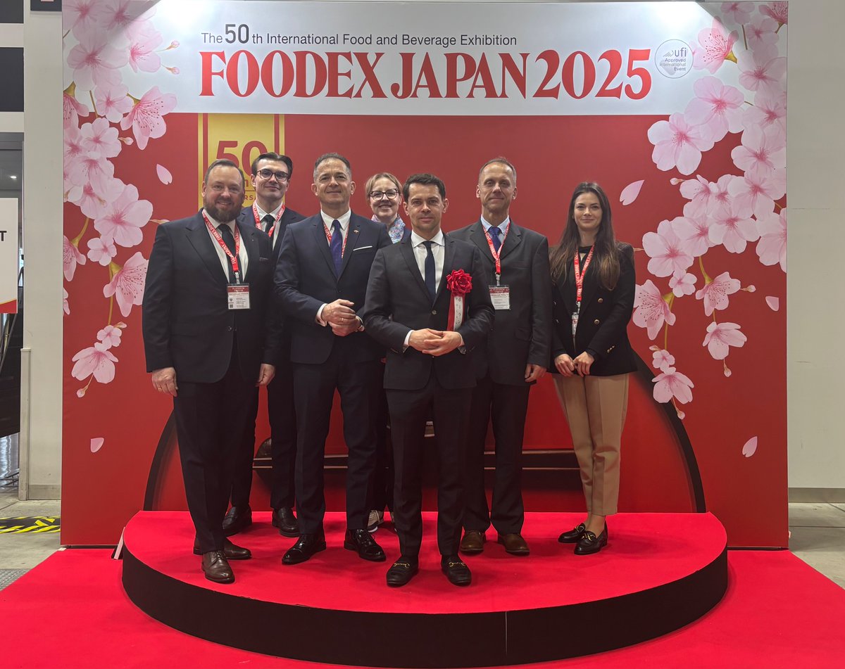 PLinTokyo's tweet photo. 11.03 Sekretarz Stanu w @MRIRW_GOV_PL Michał Kołodziejczak odwiedził 50. Targi @FOODEX_J. Wiceminister spotkał się z ponad 40-osobową grupą 🇵🇱wystawców oraz odwiedził stoisko 🇪🇺, na którym prezentowano 🇵🇱 produkty rolno-spożywcze.
@KOWR_gov_pl #KIG #UPEMI https://t.co/m8yGseTr1o
