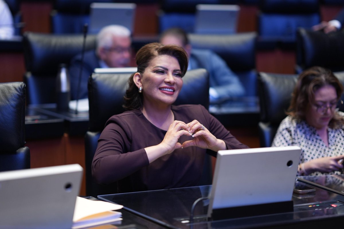 Con mi compañero y amigo Senador ⁦<a href="/adan_augusto/">Adán Augusto López H</a>⁩. Y miren que bella ⁦<a href="/LoreniaValles/">Alma Lorenia Valles</a>⁩.