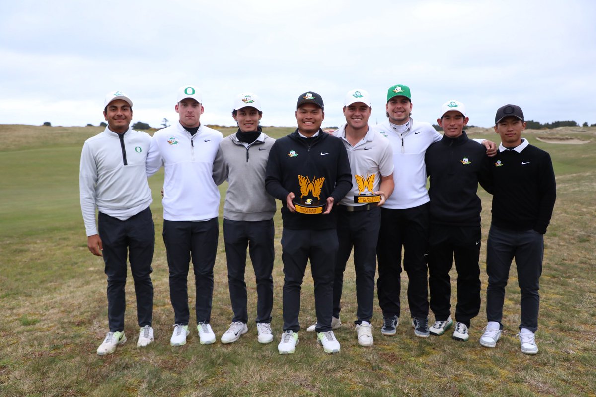 OregonMGolf's tweet photo. Victory together. 

#GoDucks https://t.co/pTwHS2ZOJE