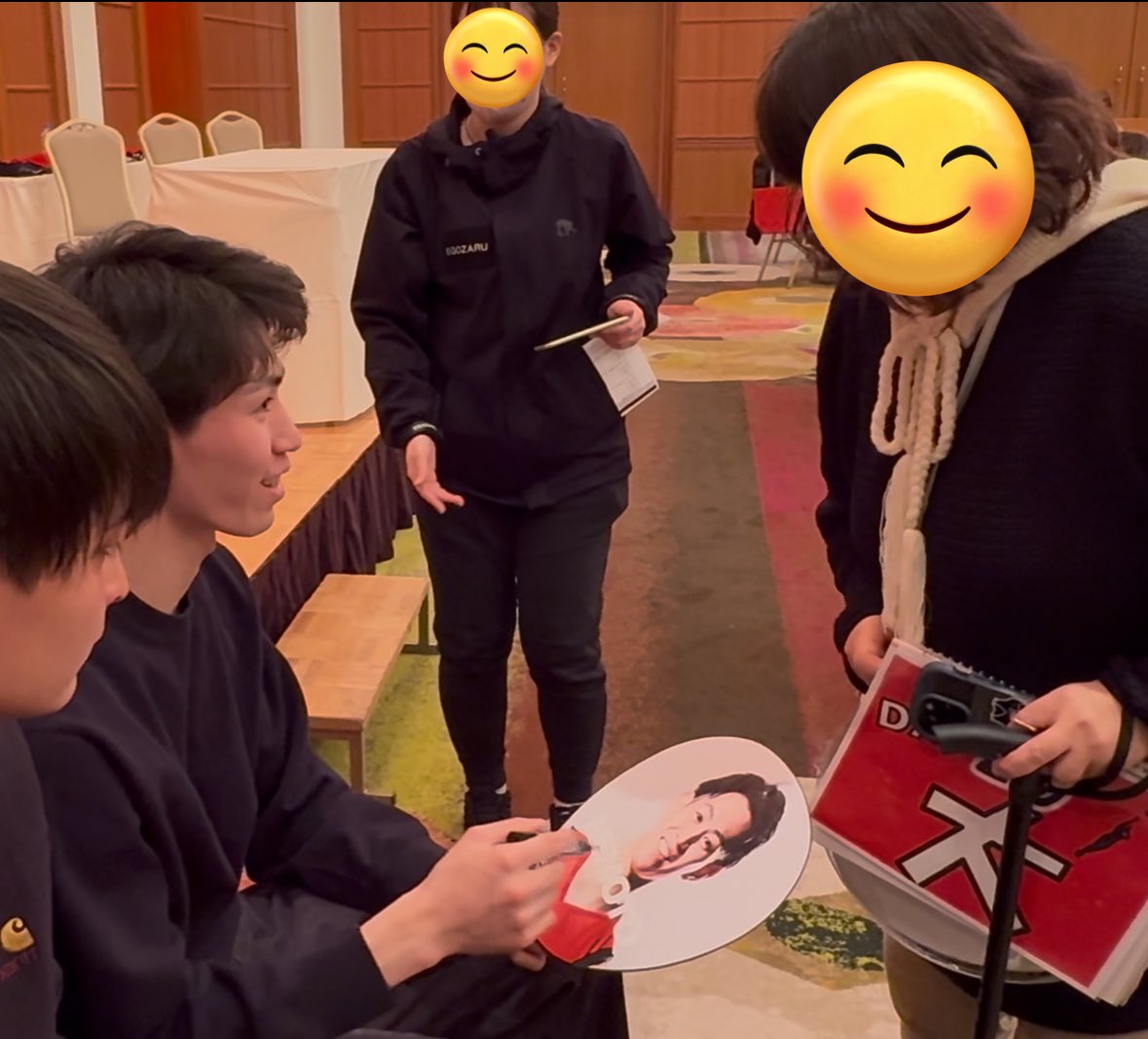 team_ifmth's tweet photo. #PHOENIXCAFE
まだ📸放出してなかった #根本大 くんの笑顔😊
ご自分のグッズの団扇にサインお願いしたら、めちゃ嬉しそうにありがとうございます!と言われ、その時点でお値段以上❣️な団扇でした☺️
がんばれ👍根本くん❤️🔥プレー待ってるょ https://t.co/z1gSYnRRQt