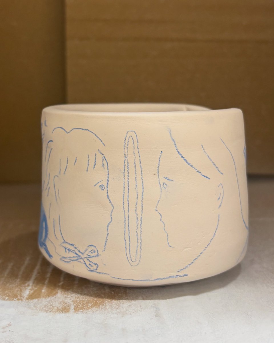 少し前に髪を切った
２つのヘアスタイルは同時に存在しない
伸びていく未来はなぜか当たり前に過去に近づいている
巻き戻しと再生が重なる運動