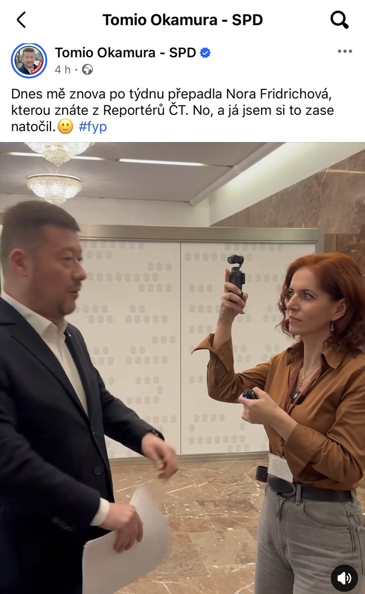 NoraFridrichova's tweet photo. Dneska jsem byla ve sněmovně, kde jsem natáčela s nejrůznějšími politiky, mimojiné jsem stála o rozhovor s místopředsedou SPD Radimem Fialou - o bezpečnosti. Fiala souhlasil, jenže se k nám okamžitě přimíchal předseda Okamura, začal si mě natáčet, skákal nám do řeči a pořád dokola se ptal, jaký jsem měla plat v ČT. O rozhovor s Fialou jsem tim pádem přišla, odešel, což mě hodně mrzí. Ale to že si mě dokola natáčí Okamura, mi nevadí, a přestože o rozhovor s ním jsem dnes nestála, tak pokud mě potřebuje natáčet vždy, když se kolem něj mihnu, já jsem ready. 😁
Ale to přepadení, jak píše, je čistá lež a lež krátké nohy, Tomio! ☝️😁
