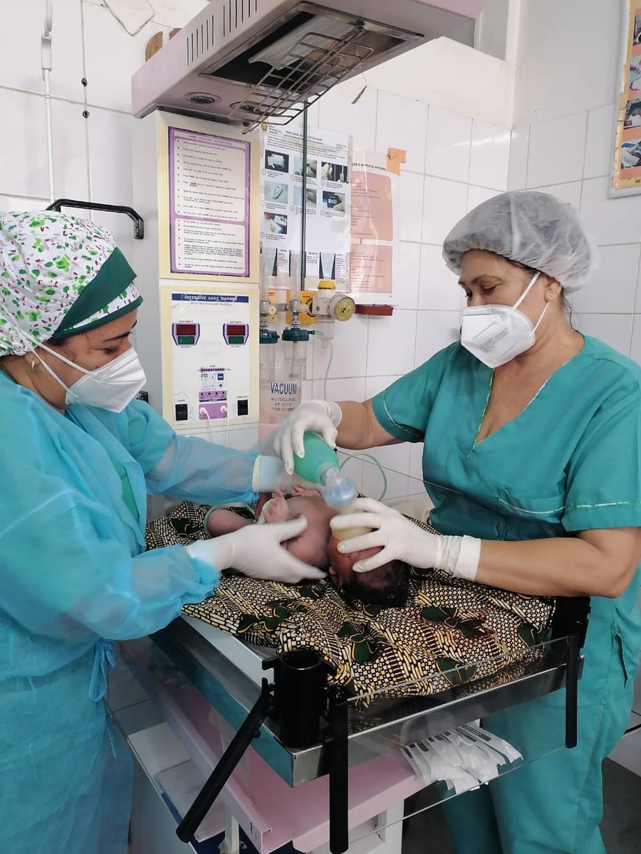 CubacooperaMzb's tweet photo. Si solo salváramos una vida, valdría la pena enfrentar todos los insultos, blasfemias contra nuestra colaboración médica. ¿Cuantas vidas han salvado nuestros #HeroesDeLaSalud en estos años? Continuaremos brindando salud, pq #CubaCoopera #CubaSalvaVidas https://t.co/gEiXxO9HS6