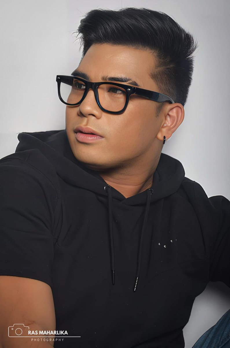Quencisco's tweet photo. In Focus : Quincy Francisco II

Grooming: Allen Evangelista
IImage: Ras Photography
Location: Studio 122

#RasPhotography #AECouture #Studio122 https://t.co/wpP5LfAAWg