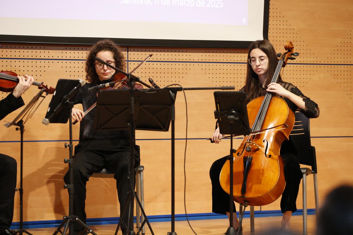es_oscan's tweet image. 🖤 Hoy, un cuarteto de la #OSCAN ha participado en el homenaje a las víctimas del terrorismo, organizado por el @gobcantabria con motivo del Día Europeo de las Víctimas del Terrorismo. Música para el recuerdo, el respeto y la unión. 🎶