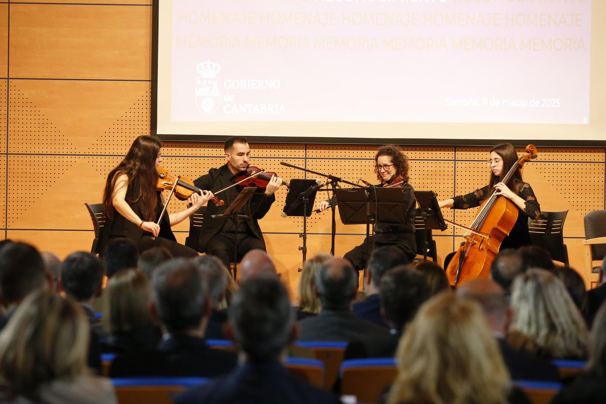 es_oscan's tweet image. 🖤 Hoy, un cuarteto de la #OSCAN ha participado en el homenaje a las víctimas del terrorismo, organizado por el @gobcantabria con motivo del Día Europeo de las Víctimas del Terrorismo. Música para el recuerdo, el respeto y la unión. 🎶