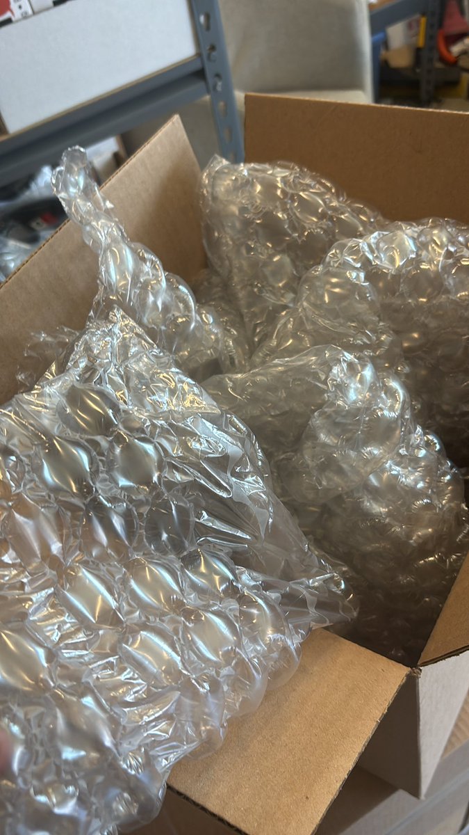 Buitrequeseele's tweet photo. Ooh! Delivery guy who always lets my name linger on his lips a bit just dropped off this box with 3 things and a whole lot of bubble wrap. 😳🥹 #thisismine https://t.co/fISm6SUskX