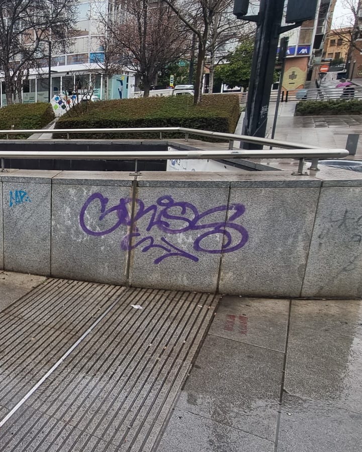 Granada_Limpia's tweet photo. 🎨🚿 Eliminamos pintadas en Av. de la Constitución

Recuperamos la imagen de la ciudad con una limpieza en profundidad para mantener nuestras calles impecables. 💦✨

📸 Después y antes ¡Gran trabajo del equipo!

#GranadaLimpia #Inagra @aytogr @marifrangr @PreZero_ES @anasrequena https://t.co/0IIDTcQZBB