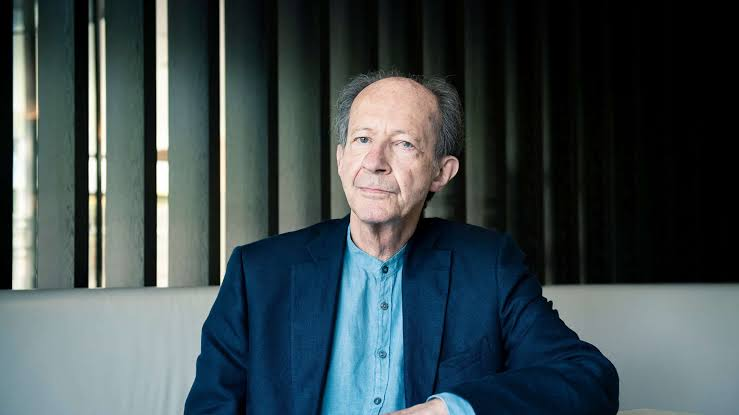 max1ci6's tweet photo. Giorgio Agamben è stato uno dei pochi intellettuali italiani a contestare la narrazione epidemica e per questo ha subito un vergognoso linciaggio da parte del mondo accademico, che lo ha dipinto, quando andava bene, come un vecchio  rincoglionito.👇 https://t.co/yS4Kuk5jVp