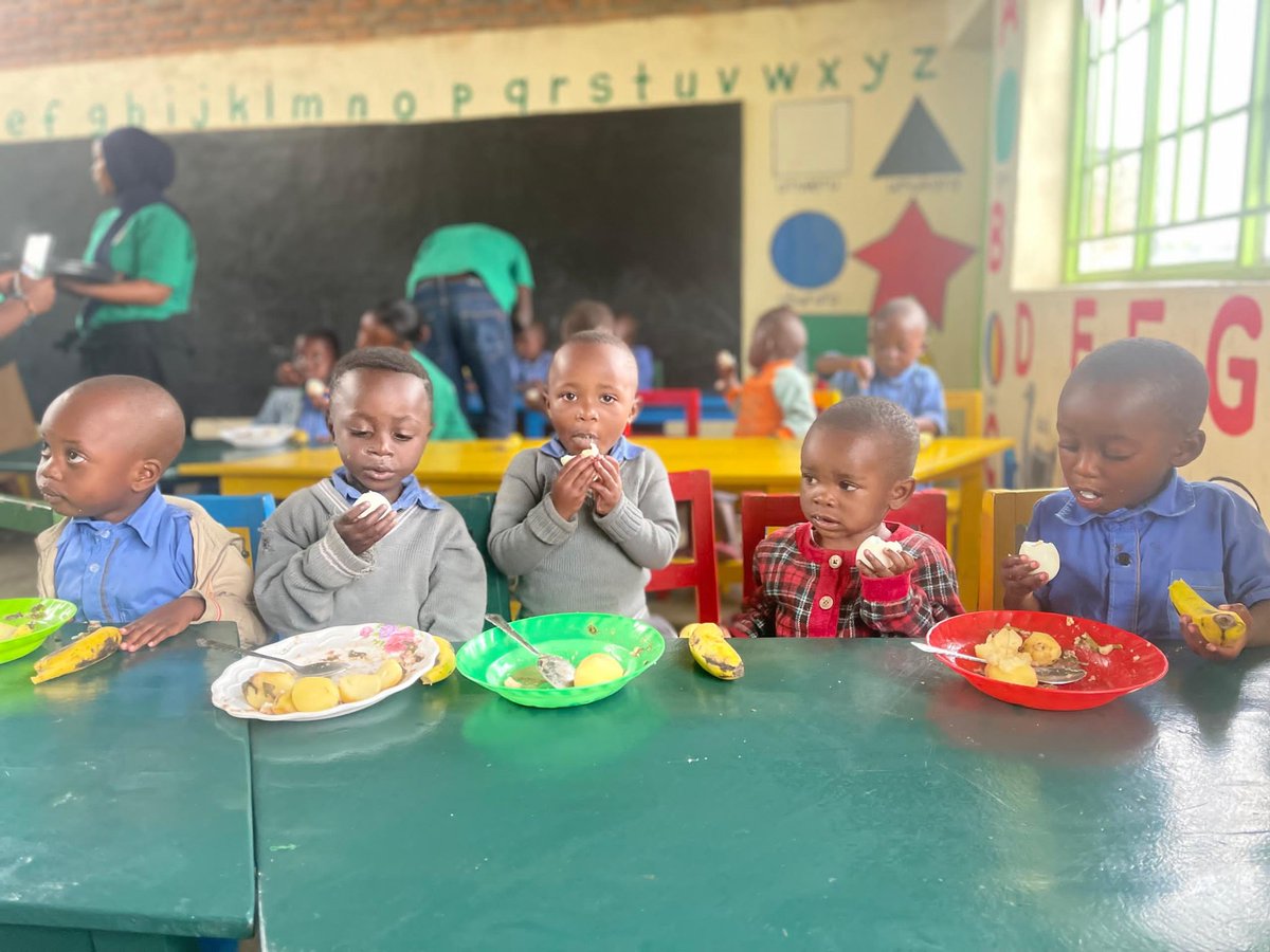 Health_PC's tweet photo. Today we officially launched Nutritional Month 2025! 🥑🥚🍌
With @HP_Organi, we provided nutritious food to children, avocado trees & nutrition education to families in @NyabihuDistrict, Mukamira, Rulengeri, Kabyaza (2-4 PM). A big step for @UR_CAVM Students led club🙋🏽♂️✌🏾 https://t.co/BWBIEVZeDF