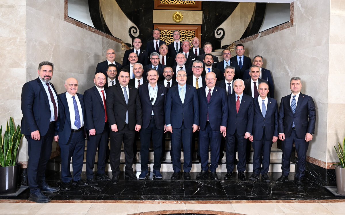 TOBB Ticaret Odaları Konsey toplantısını Çalışma ve Sosyal Güvenlik Bakanımız Sayın <a href="/isikhanvedat/">Prof. Dr. Vedat Işıkhan</a>’ın, bakanlık bürokratlarının, İŞKUR, SGK ve MYK yöneticilerinin katılımıyla gerçekleştirdik.
 
Üyelerimizin yaşadığı sıkıntıları ve çözüm önerilerini istişare ettik.