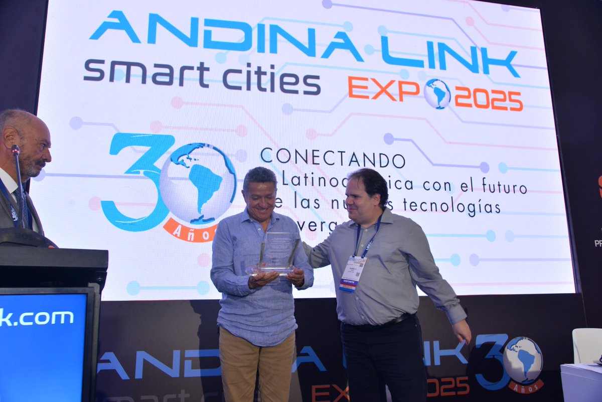 Desde <a href="/andinalink/">Andina Link</a> 2025, celebramos la apertura de su 31ª edición. Agradezco el reconocimiento otorgado como Viceministro de Conectividad por nuestro compromiso con el acceso equitativo a las tecnologías y la conectividad en Colombia. Logro del gran equipo del <a href="/Ministerio_TIC/">Ministerio TIC</a>