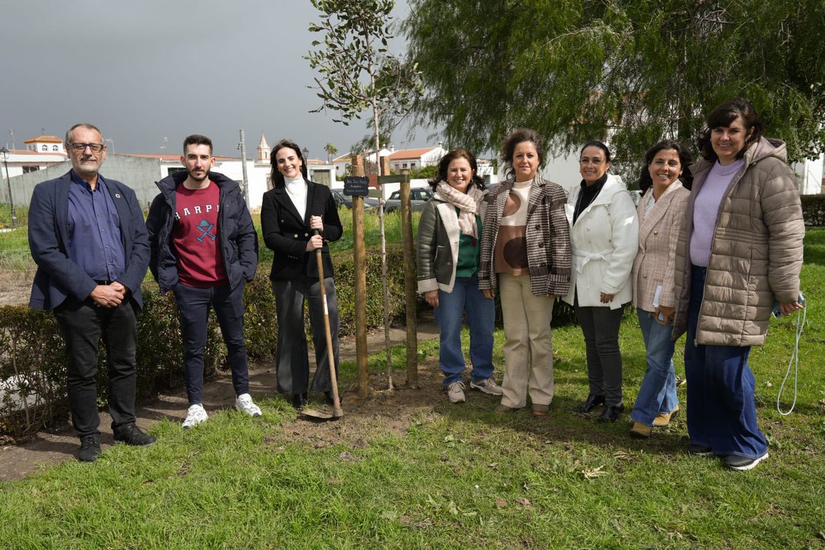 Hoy en #Villarrasa hemos plantado raíces de igualdad y futuro. 🌳🌱Mujeres que han cambiado la historia en ciencia, empresa y sostenibilidad ahora tienen su árbol en homenaje a su legado. 

📍 Estas son las mujeres a las que hemos dedicado un árbol: