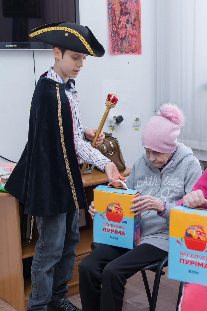 ילדי בית היתומים של חב"ד באודסה מחלקים משלוחי מנות לניצולי שואה  בבית האבות היהודי בעיר. יעקב גולדשטיין, ניצול טרנסניסטריה, התרגש כשקיבל משלוח מנטשה בת 10 המחופשת לאסתר המלכה ואמר: "הידיים הקטנות האלה מחממות את לבי הזקן״. (הילדה לא צולמה).