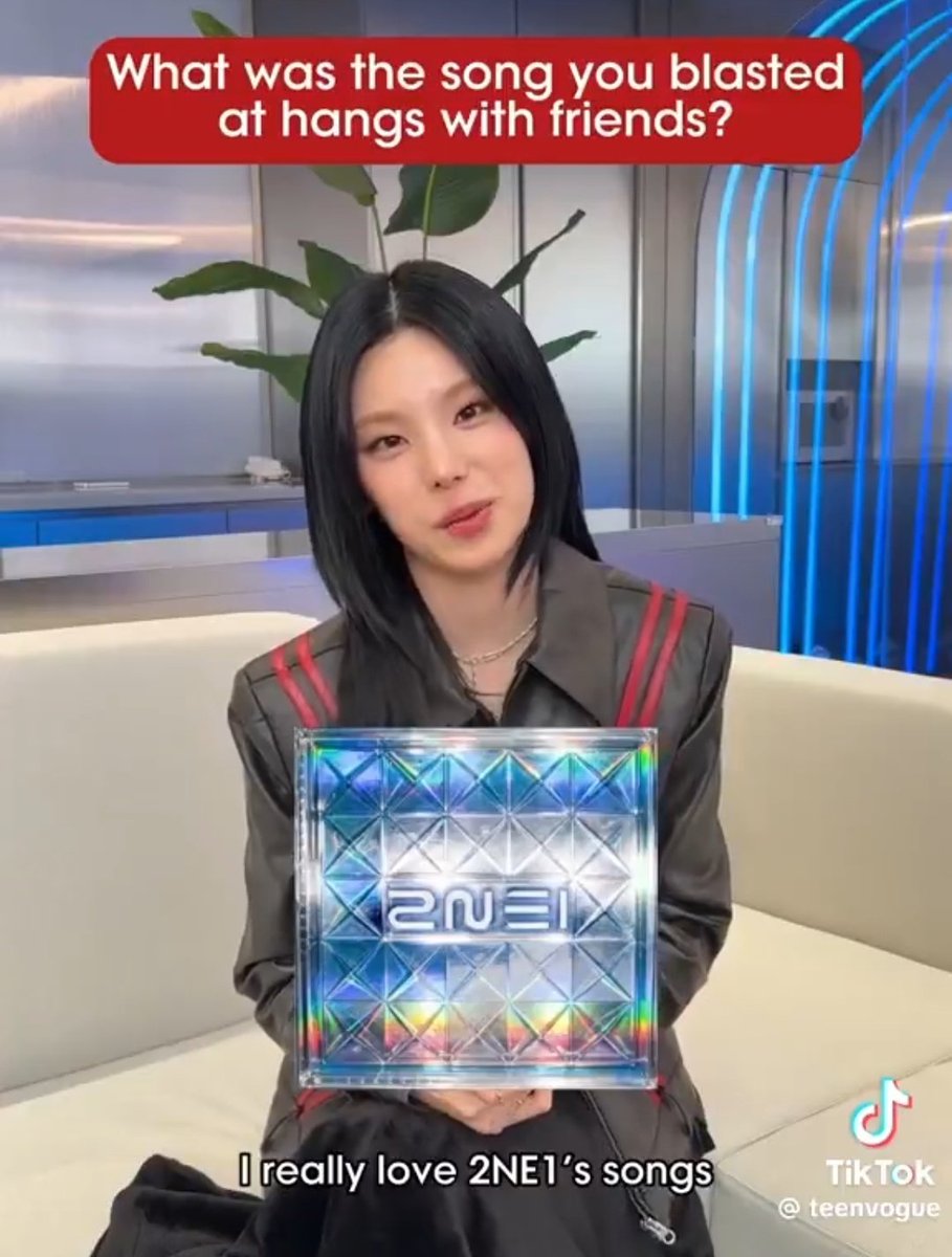 legends4ever1's tweet photo. YEJI of ITZY says she enjoys listening to 2NE1's song , in her recent interview ❤️

" I really love 2NE1's songs . I would relieve stress and have a great time listening to them . There are so many great songs . " https://t.co/tOFc9gQRki