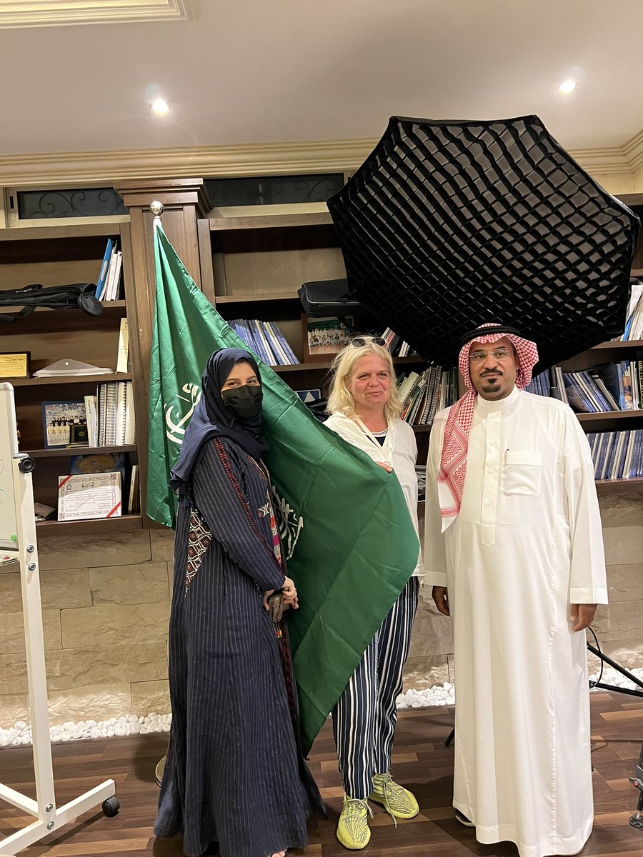 اليوم، نحتفل بالعلم السعودي، رمز الوحدة والقوة والتاريخ العريق. في حيّهم، نعتز بتقديم تجارب سعودية أصيلة تربط الناس بتقاليدنا وقيمنا وضيافتنا اللي تميز وطننا.في هذه المناسبة، ندعوكم لاستكشاف الثراء الثقافي وراء كل تجربة نقدمها، حيث تجعل كل زيارة لضيوفنا الزوار وكأنها في بيتهم