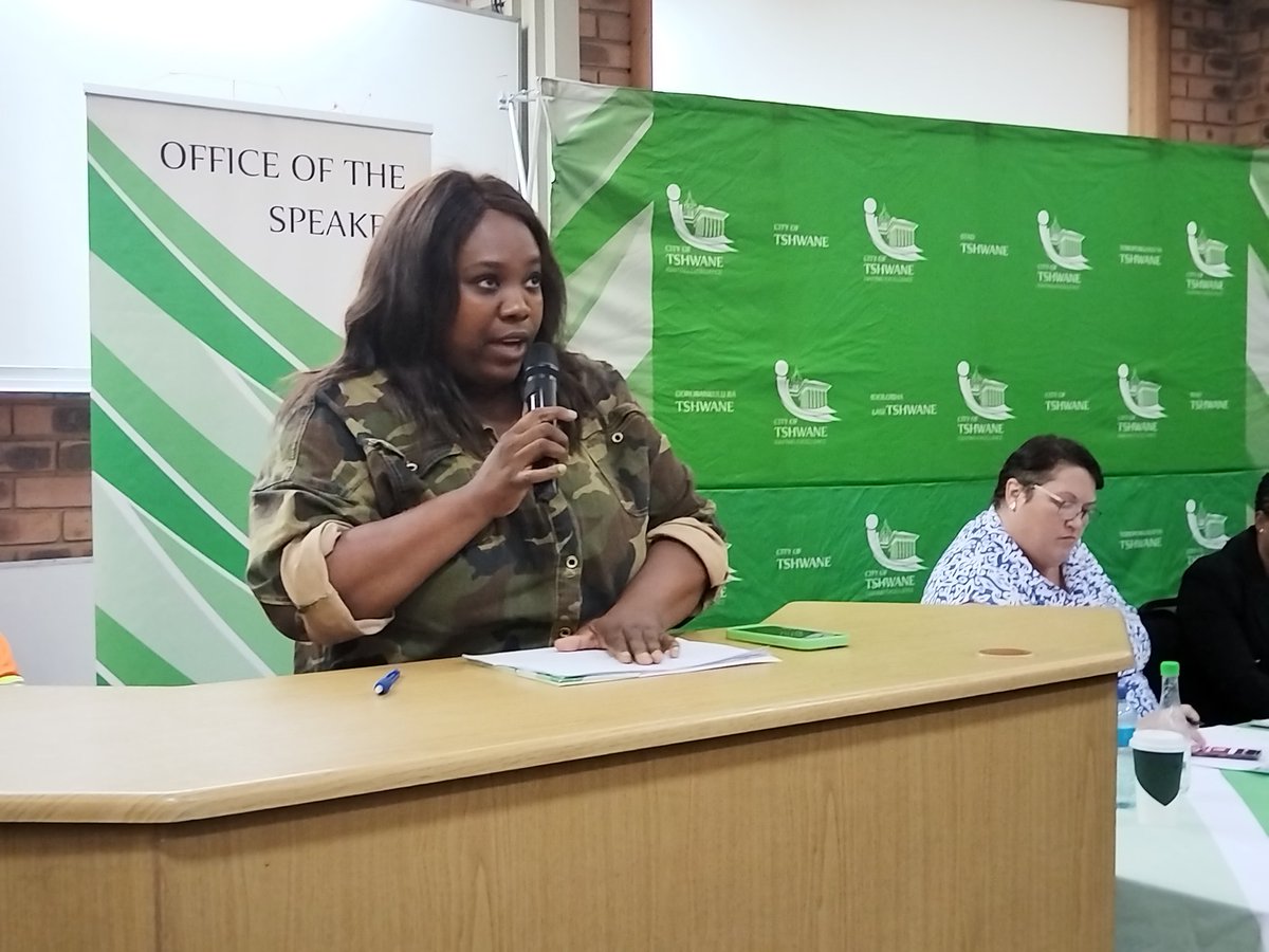 KaraboRammutla2's tweet photo. The Executive Mayor of Tshwane, Dr Nasiphi Moya, together with MMC Kholofelo Morodi and the Deputy Mayor braved the pouring rain to engage residents of Erasmuskloof on service delivery issues. https://t.co/Twg8rIPMYo