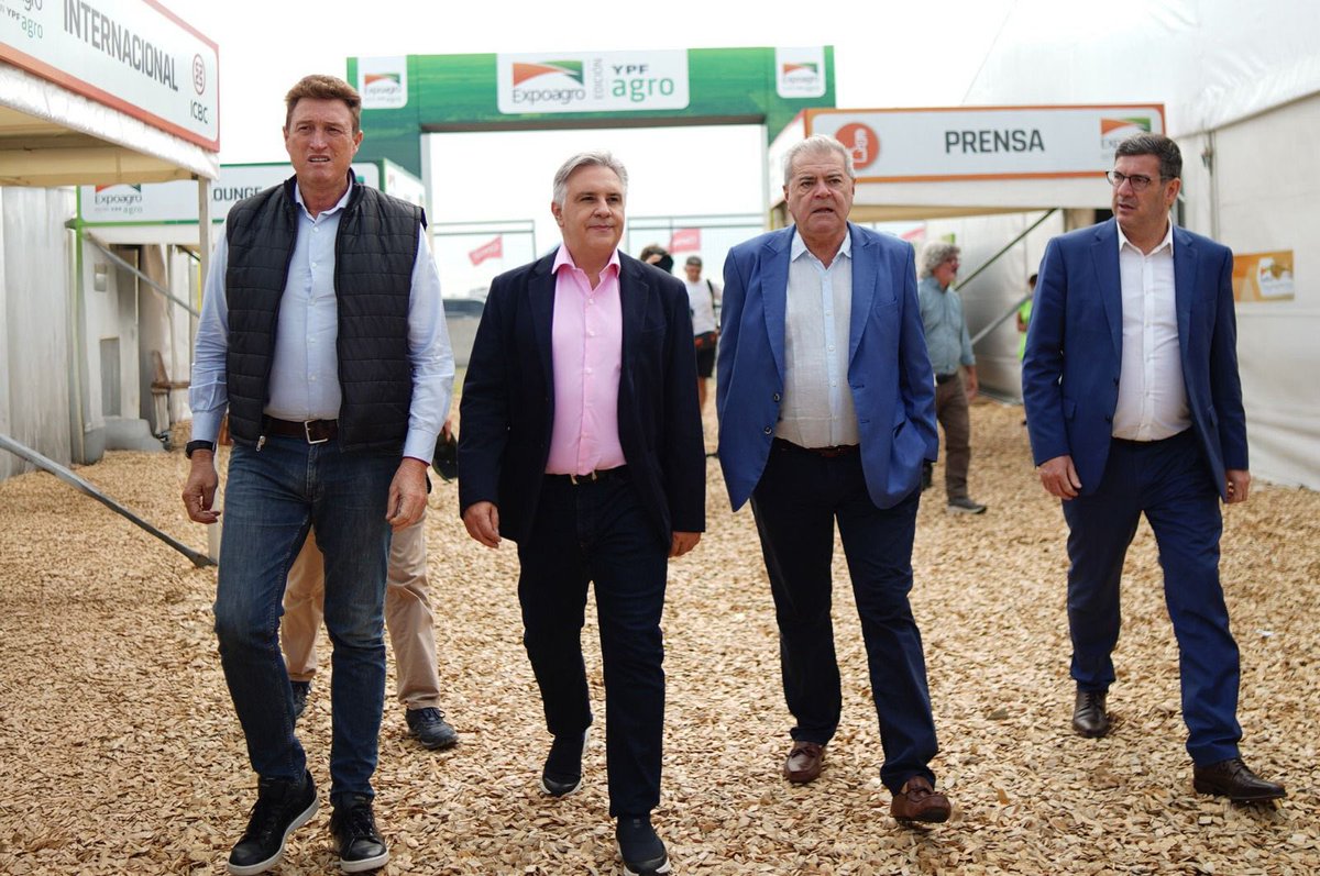 MartinLlaryora's tweet photo. Argentina va a salir adelante con más #producción y más #trabajo. Y eso es lo que se ve en la gran muestra de @Expoagrocom 2025 en San Nicolás, provincia de Buenos Aires. Vemos cómo los productores de nuestro campo siguen apostando al crecimiento del país.

Por eso, a través del @BancodeCordoba, firmarmos un convenio con @AFAMACArgentina para financiar la adquisición de maquinarias agrícolas con una tasa exclusiva durante la feria para acompañar a los productores de #Córdoba.

Por otro lado, mantenemos la expectativa de que, a medida que la economía se estabilice y que baje la inflación, se irán bajando las retenciones hasta que lleguen a cero, y se ponga así a nuestros productores en la misma situación de #competitividad que en los países vecinos.

También reiteramos la necesidad de tener una nueva Ley de #Biocombustibles que dé certeza a largo plazo y que nos permita dar el salto en la industrialización para que Argentina pueda crecer.

Las #bioenergías nos dan la posibilidad de llevar adelante una revolución en materia de innovación e industrialización del producto primario, generando trabajo en el interior del interior. Argentina necesita encender nuevos motores de la economía, y los biocombustibles nos dan esa oportunidad.

#CórdobaNoPara #SeguimosHaciendo #Expoagro2025