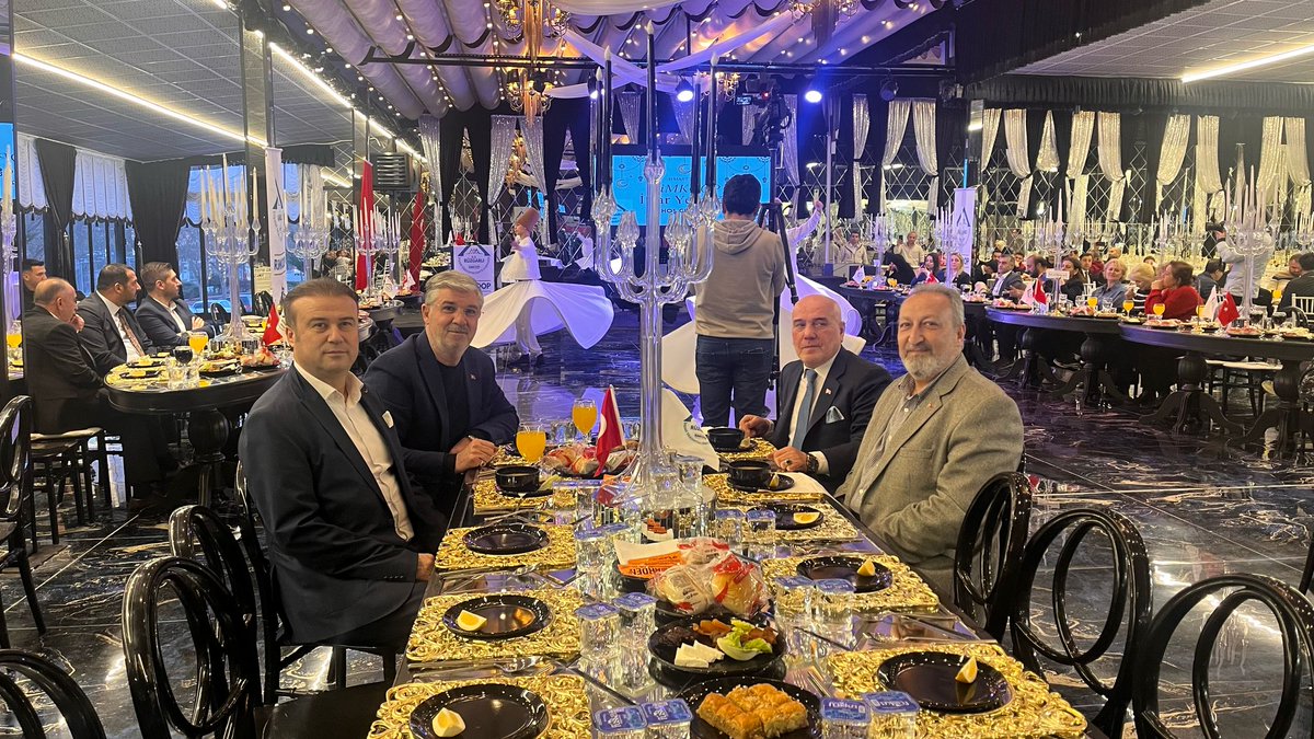 İlçe Başkan Yardımcılarımız ve İlçe Yönetim Kurulu Üyelerimiz, Rüzgarlı İnşaat Malzemeciler Kooperatifi'nin geleneksel olarak düzenlemiş olduğu iftar programına katıldı.

Nazik davetlerinden dolayı Rüzgarlı İnşaat Malzemeciler Kooperatifi Başkanı Sayın Özlem Şenel'e teşekkür
