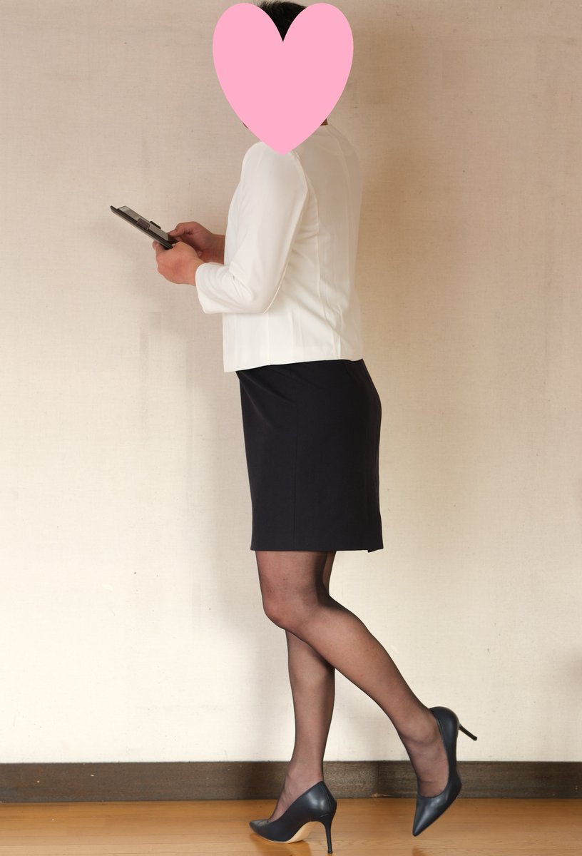 OkitakeA's tweet photo. Mono-tone coordinate🎶
#blackstocking #sheerblackstocking #blackpantyhose #whitejacket #navysuits #黒ストッキング #黒ストッキングフェチ #黒パンスト #blackpantyhosefetish #黒ストつま先 #blacklegs #crossinglegs #脚組 https://t.co/6hsFQmqQ9x