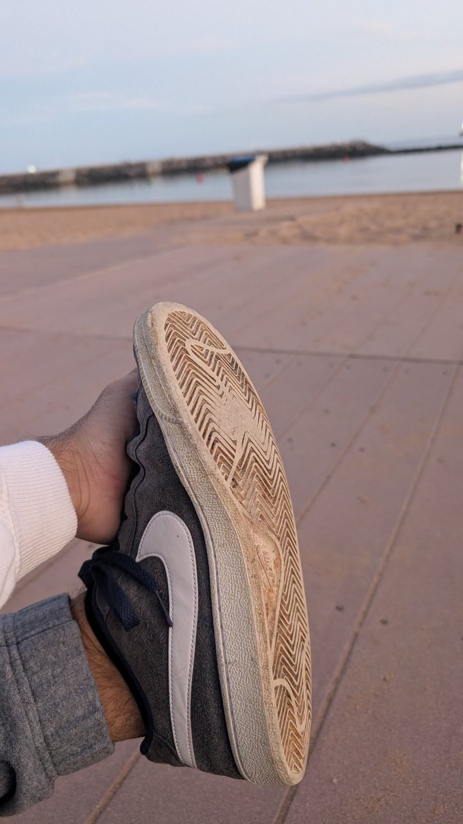 Aquí de relax....

En la playa.... 

Y tú deseando empezar a lamer...

Está suela llena de arena de la playa..

Y encima dar las gracias como me merezco....