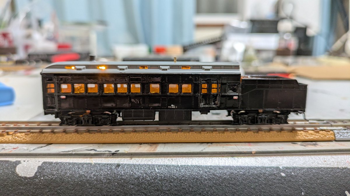 Suhafu32double's tweet photo. KATO オハ31一族改造シリーズ

特大暖房車 カヌ40 1、落成。
特急富士の最大15両編成を相手に
すると従来のスヌ31 3では蒸気暖房能力の不足が否めないため、
更に強力な暖房車が必要になり、部品の寄せ集めで制作。
(オハニ30+二代目C50テンダー)

これで冬季の暖房もバッチリ！ https://t.co/ZiUPkeCPnY
