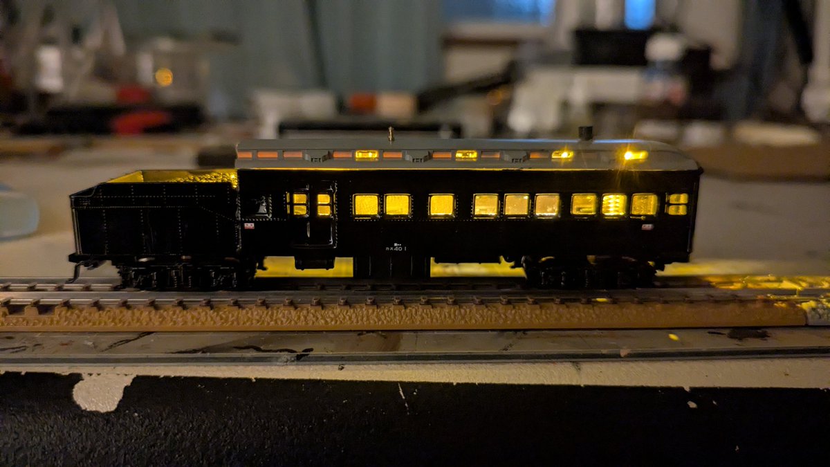 Suhafu32double's tweet photo. KATO オハ31一族改造シリーズ

特大暖房車 カヌ40 1、落成。
特急富士の最大15両編成を相手に
すると従来のスヌ31 3では蒸気暖房能力の不足が否めないため、
更に強力な暖房車が必要になり、部品の寄せ集めで制作。
(オハニ30+二代目C50テンダー)

これで冬季の暖房もバッチリ！ https://t.co/ZiUPkeCPnY