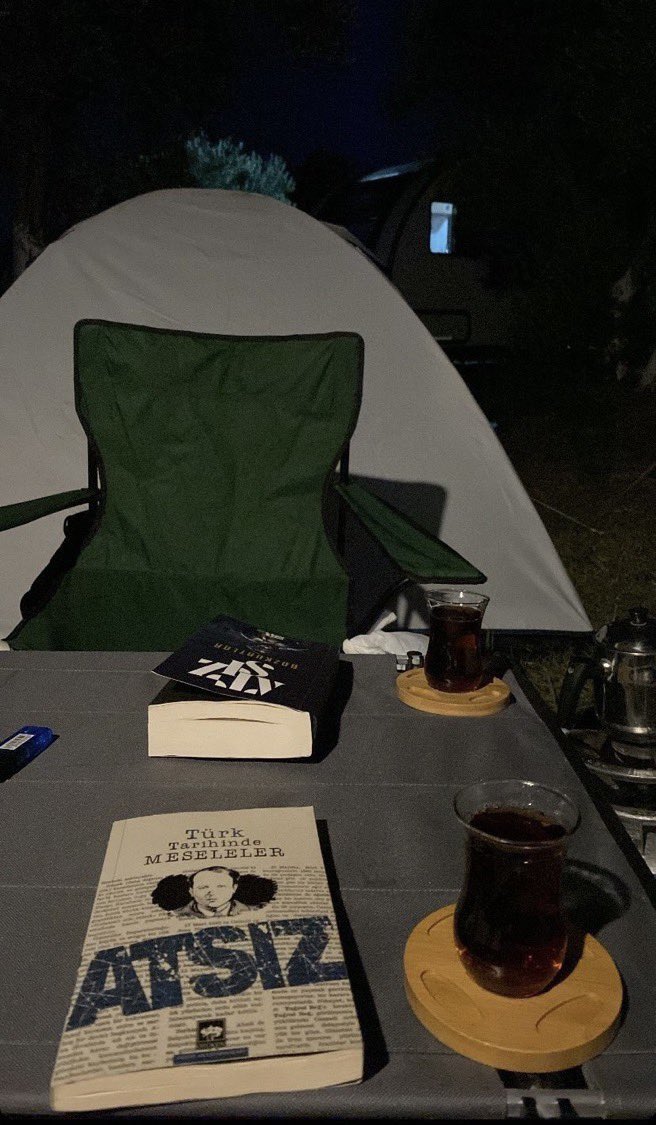 bir fotoğrafın rüyası saç beyazlatır,
bir fotoğrafın rüyası her akşam yarım..