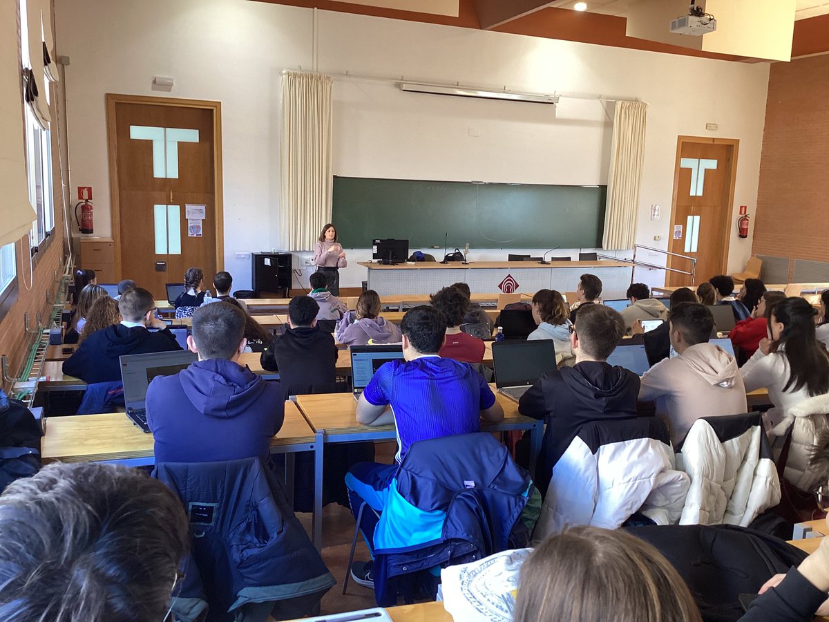franjavier_gon's tweet photo. Segunda sesión práctica en la @Educacion_Ab @uclm_es sobre la importancia de la fase de motivación en un Aprendizaje Basado en Proyectos en la etapa de Primaria, a cargo de @MariCarmenprofe . Todo un referente para nuestro alumnado como futuros docentes. https://t.co/gFXzMIduXu