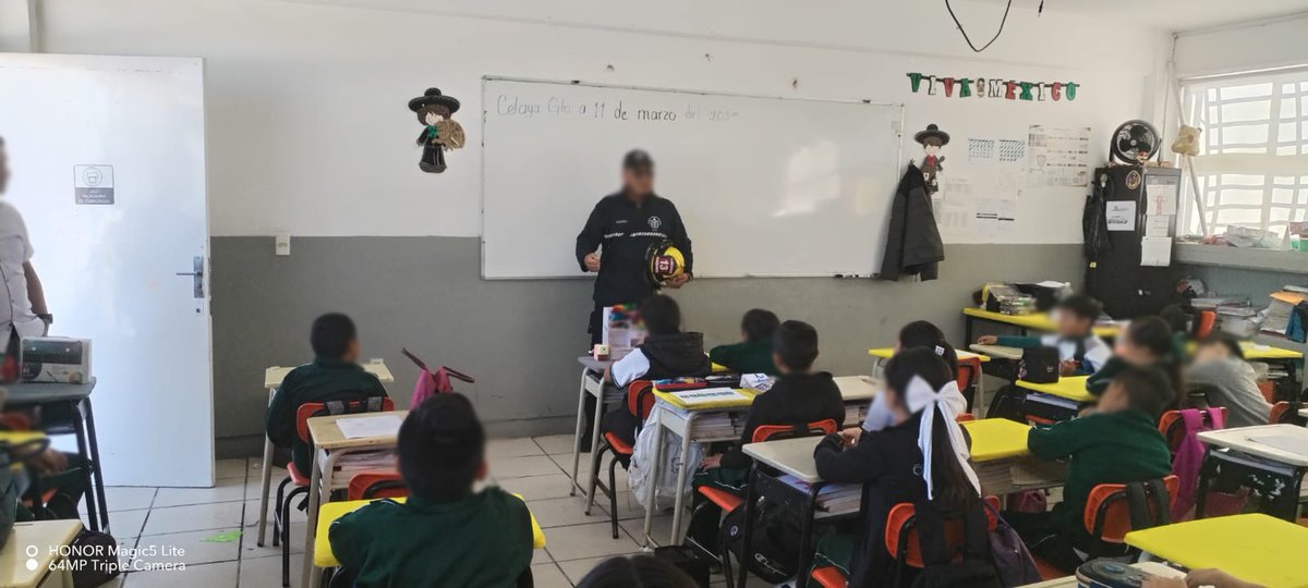 Elementos de Protección Civil y Bomberos visitaron la primaria José María Morelos y Pavón en la colonia Camargo para brindar una platica de introducción a la protección civil.
Es importante mantener una cultura general en temas de protección civil a fin de fomentar la prevención.