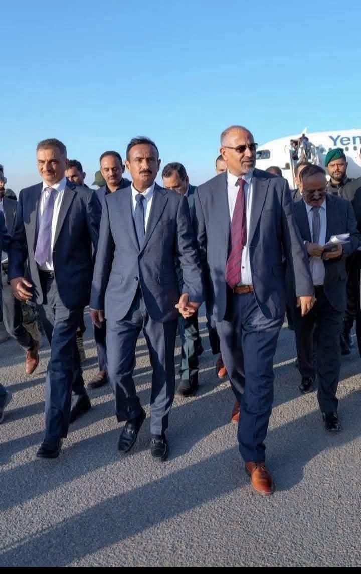 إلى دعاة الارتزاق ومروجي الشائعات الكاذبة، إلى المكتنزة صدورهم بالبغضاء والاحقاد الضالة، ضد المجلس الانتقالي وقيادته السياسية، نقول لهم كحلوا عيونكم بهذه الصورة التاريخية، لعل وعسى ان يشاء لكم الله بالهداية والتوبة والاستغفار.
وتقبل الله منا ومنكم الصيام والقيام في شهر رمضان..