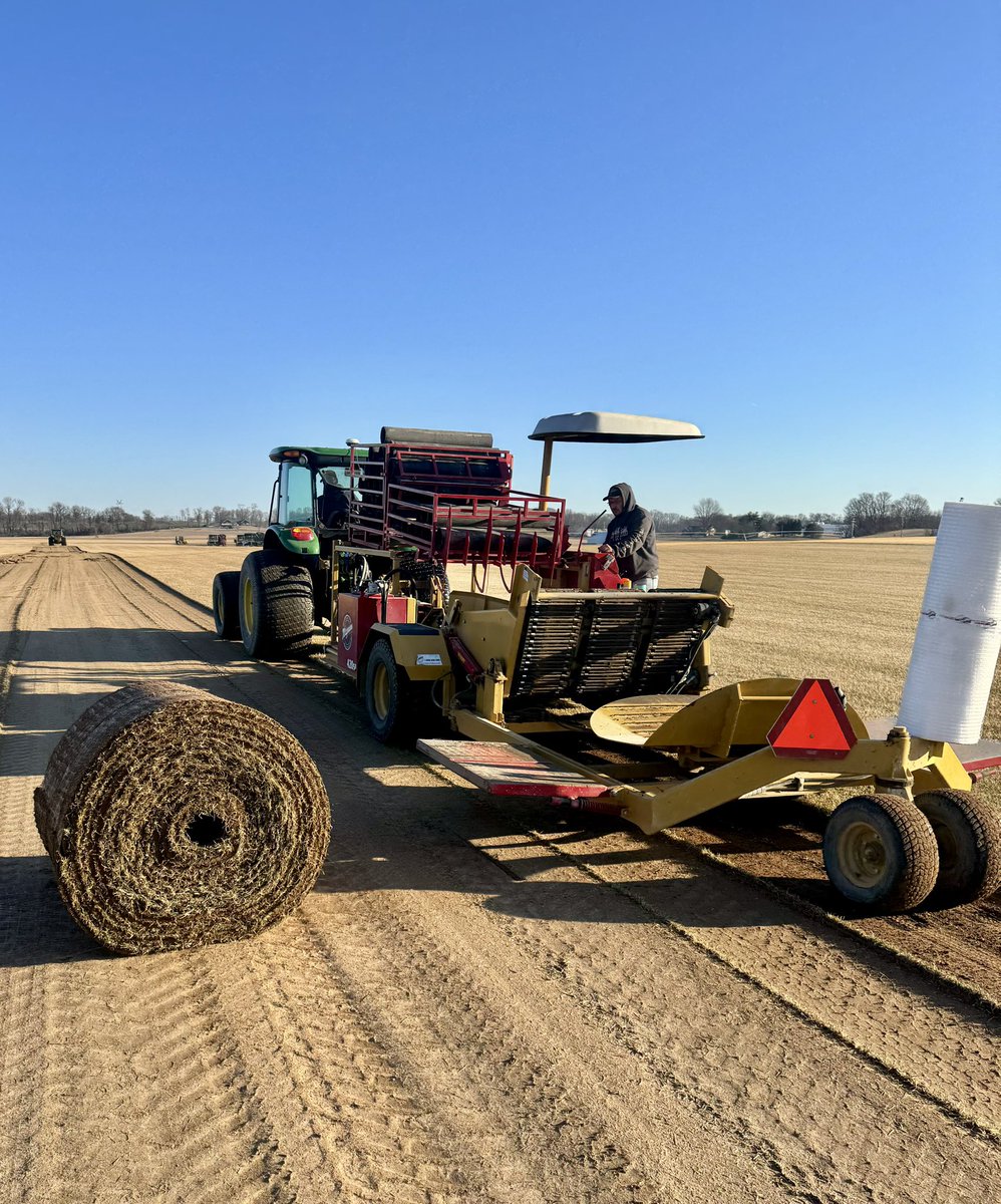 sod_gm's tweet photo. Happy Monday! It’s going to be a busy week here on the farm. Thankful for sunny, warm weather and extra daylight. https://t.co/IYRet1Nvwj