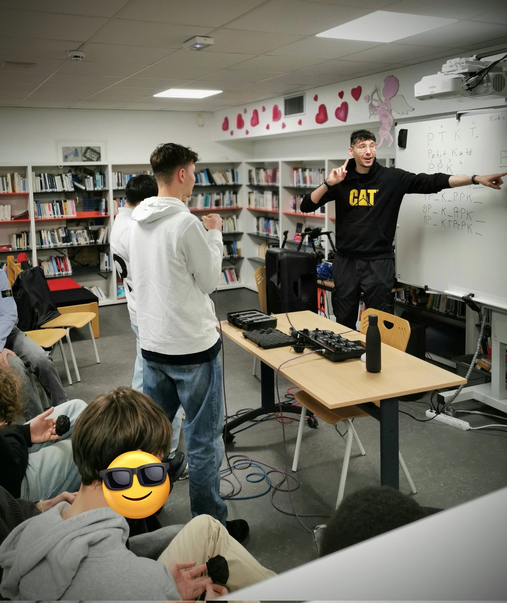 Merci à BreZ Beatbox venu partager son art et sa passion avec les 1eres Bac Pro MELEC qui ont pu s'initier avec lui aux bases du #beatboxing et de la #loopstation. 
📣Il sera sur la scène de Diff'art ce jeudi 13 mars 🎤🎶 #essentielleculture