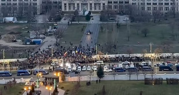 horia85's tweet photo. MASS PROTESTS ERUPT IN BUCHAREST!
Sources say around 3 million protestors out in the streets after the decision to ban Calin Georgescu to run for president. https://t.co/4wmlXsVPGy