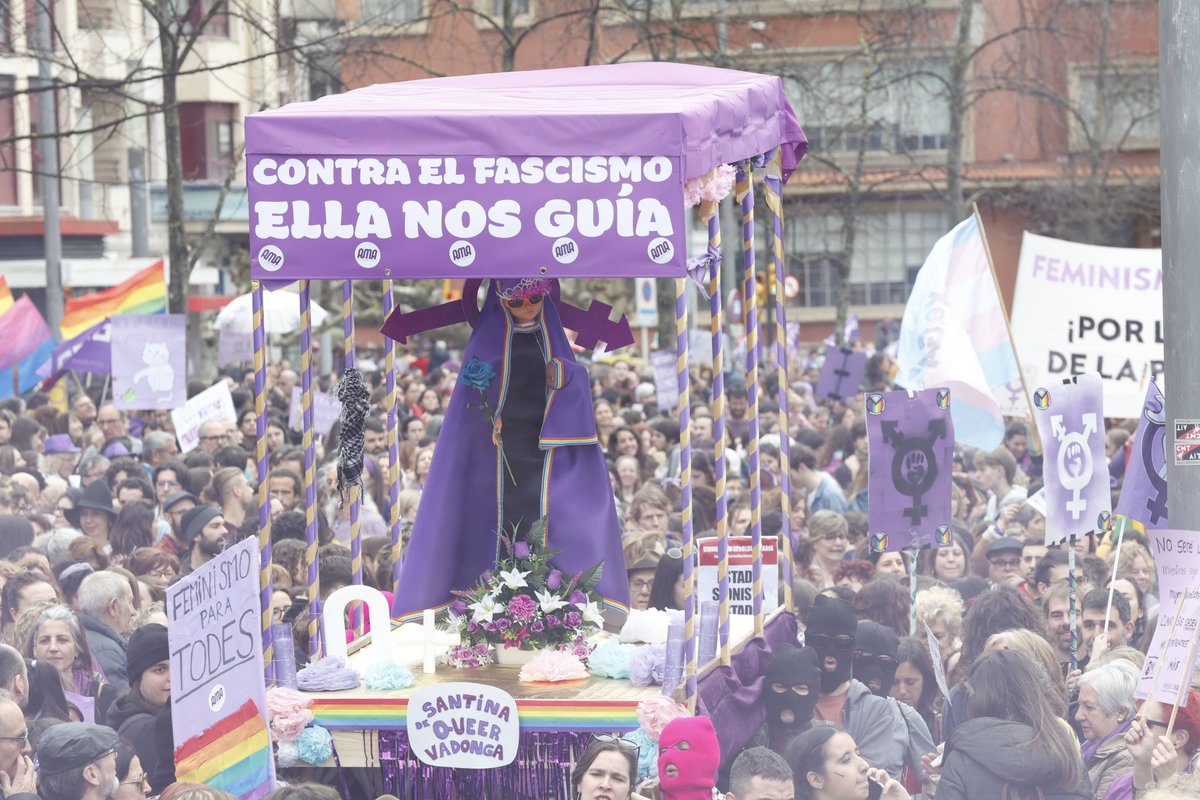 ¡¡¡Me encanta la Santina Queervadonga antifascista!!!

El #8M en #Asturias la sacó <a href="/AMA_Asturies/">AMA Asturies 🇵🇸</a> al grito "Ista, Ista, Ista la Santina es feminista y transfeminista"

Ahora 'cofrades enfurecidos' la han denunciado porque ofende a la madre de dios 

😂😂

Tenéis mi apoyo señoras!
