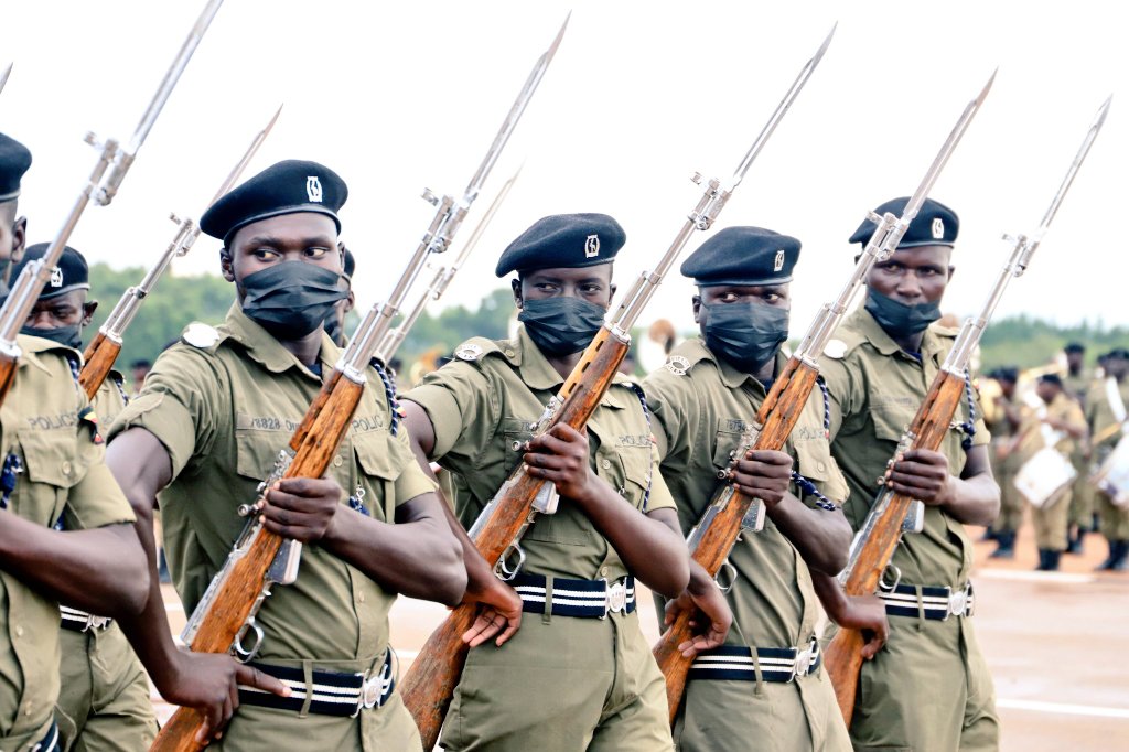 HOW TO APPLY 

Hand-written applications addressed to the Inspector General of Police, accompanied
by photocopies of academic documents, photocopy of the National ldentity Card, three.
(3) recent passport size photographs, identity
Card or introductory letter from the previous