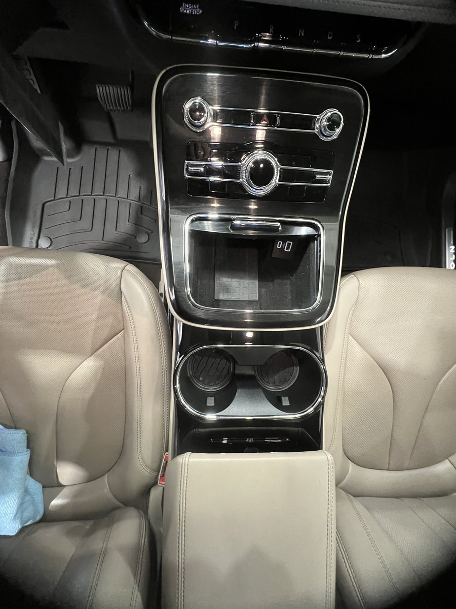 AbsolutelyLlc's tweet image. Look at the glossy finish! Now it’s fully #detailed &amp;amp; ready to hit the road! 🚙🚿🛁🧴🪣🧽🧼🪥🧹🤩💯 #mobiledetailingservice #fulldetail #bringingautomotiveperfectiontoyou