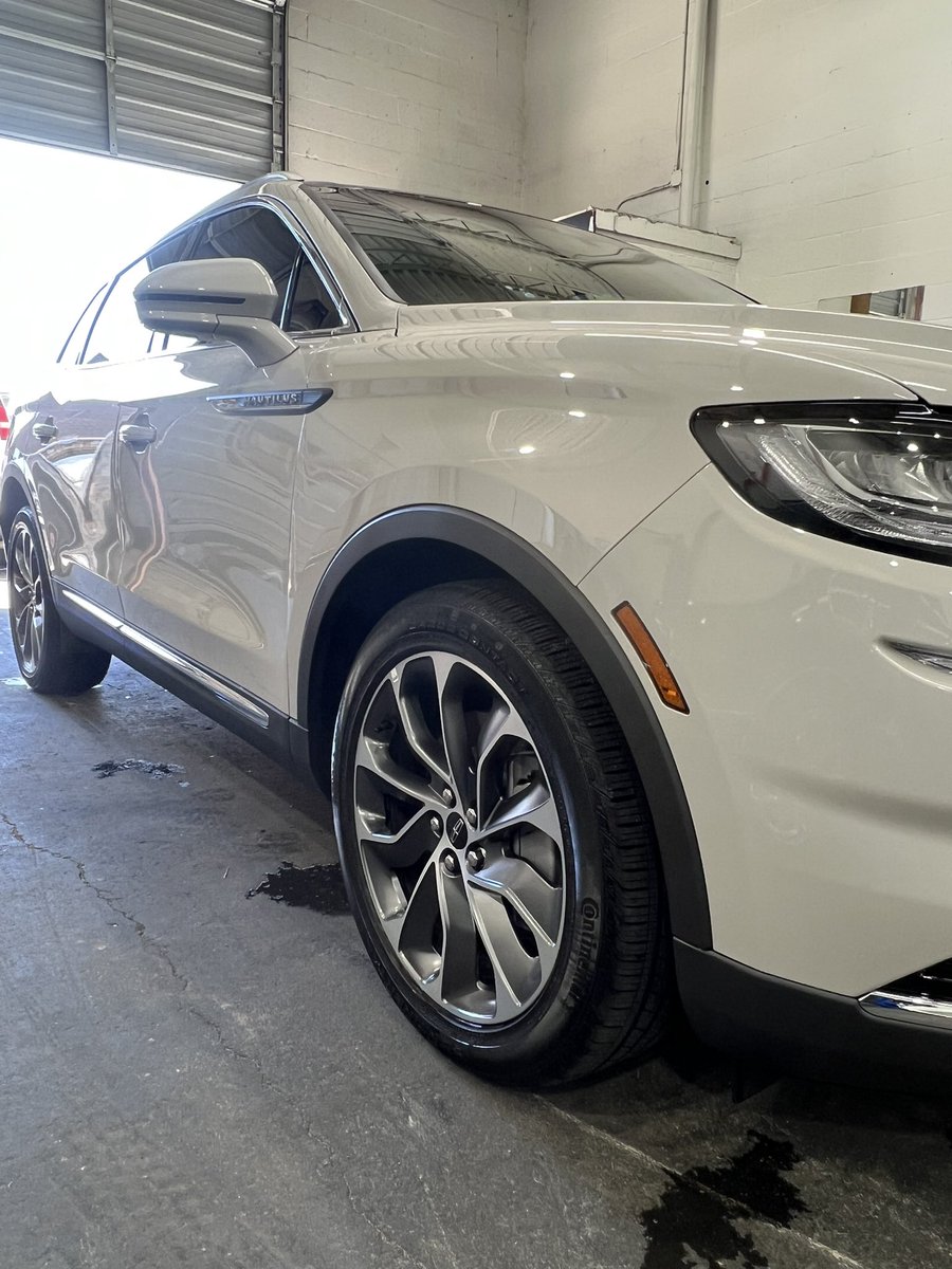 AbsolutelyLlc's tweet image. Look at the glossy finish! Now it’s fully #detailed &amp;amp; ready to hit the road! 🚙🚿🛁🧴🪣🧽🧼🪥🧹🤩💯 #mobiledetailingservice #fulldetail #bringingautomotiveperfectiontoyou